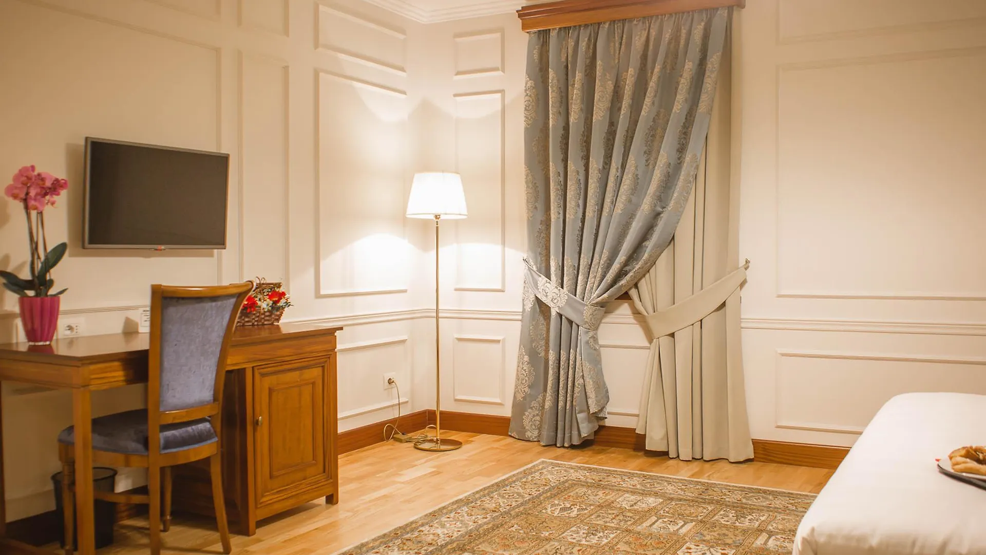 Hotel Opera Tirana 4*,